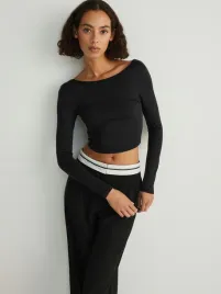 czarna-bluzka-krotka-z-dekoltem-na-plecach-reserved-m