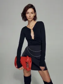 czarna-bluzka-z-metalowymi-elementami-reserved-l