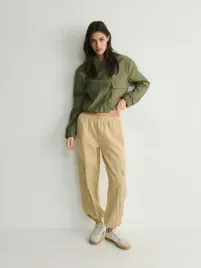 bezowe-spodnie-jogger-z-kieszeniami-cargo-reserved-s