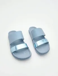 niebieskie-klapki-z-blyszczacym-paskiem-reserved-36
