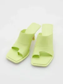 zielone-klapki-na-obcasie-reserved-37