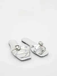 srebrne-metaliczne-klapki-damskie-z-klamra-reserved-40