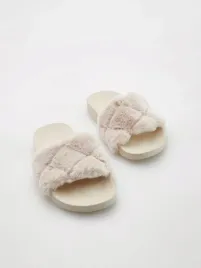 bezowe-kapcie-na-plaskiej-podeszwie-reserved-37