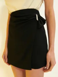 czarna-spodnica-mini-z-marszczeniem-i-blyszczacym-detalem-mohito-xs