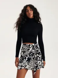 czarna-spodnica-mini-z-wiazaniem-reserved-l