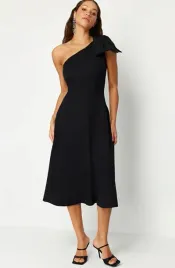 czarna-wieczorowa-sukienka-trendyol-s