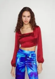 d2d010-czerwona-krotka-satynowa-bluzka-z-dlugim-rekawem-even-odd-xl