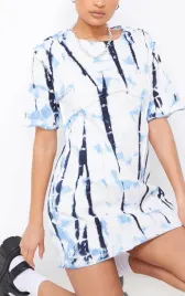 h5a106-niebieska-sukienka-tie-dye-z-odwroconym-szwem-prettylittlething-xs