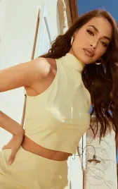 c8e115-zolty-top-golf-bez-rekawow-prettylittlething-m