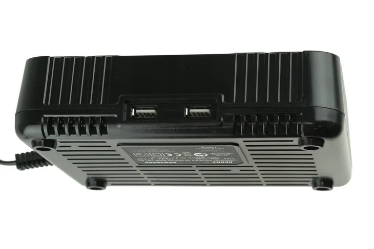 ladowarka-dedra-akumulator-2-stanowiska-18v-2x4ah-waga-wiertarki-1-kg
