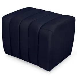 pufa-welurowa-tapicerowana-miekka-siedzisko-podnozek-salon-ciemnogranatowa
