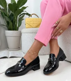 czarne-mokasyny-eleganckie-lakierowane-na-obcasie-cambell