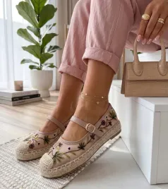 rozowe-espadryle-zdobione-haftowanymi-kwiatkami-lucille