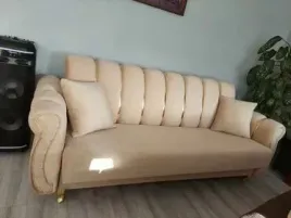 kanapa-3os-rozkladana-sofa-z-funkcja-spania-zlote-srebrne-dodatki-wersalka