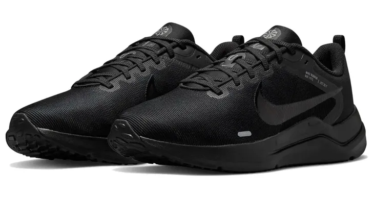 nike-downshifter-12-wzor-dominujacy-logo