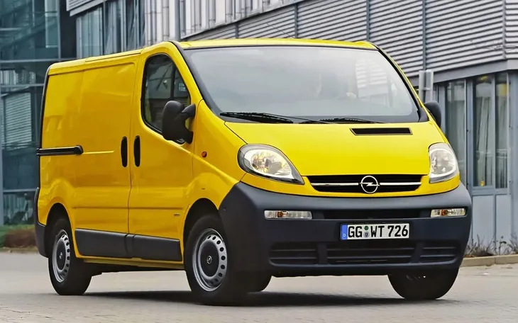 pokrowce-opel-vivaro-renault-trafic-primaster-stan-nowy-producent-logo-pokrowce