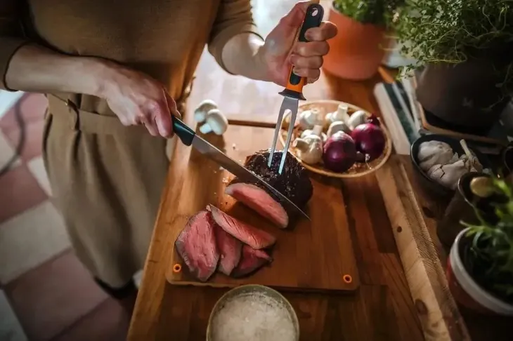 fiskars-noz-do-miesa-functional-form-material-ostrza-ze-stali