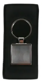 metalowy-brelok-do-kluczy-z-grawerem-zestaw-z-etui