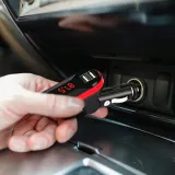transmiter-fm-bluetooth-ladowarka-mp3-2xusb-sd-lcd-glosnomowiacy-pilot-cechy-dodatkowe-sterowanie-pilotem