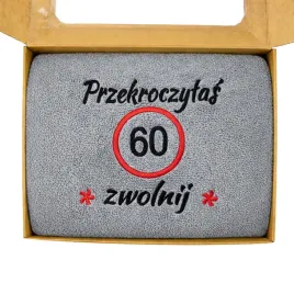 prezent-urodzinowy-recznik-70x140-haft-przekroczylas-50-zwolnij-dowolny-rok