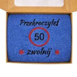prezent-urodzinowy-recznik-70x140-haft-przekroczyles-50-zwolnij-dowolny-rok