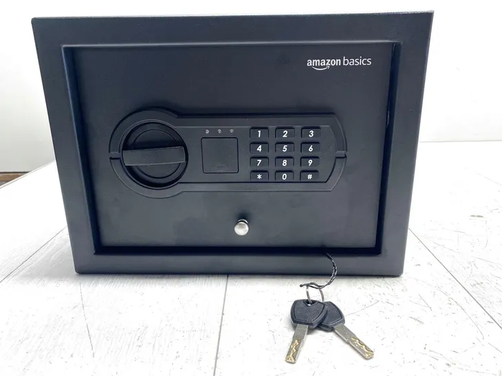 sejf-do-szuflady-amazon-basics-ds-110sam-czarny-zamek-szyfrowy-elektroniczny