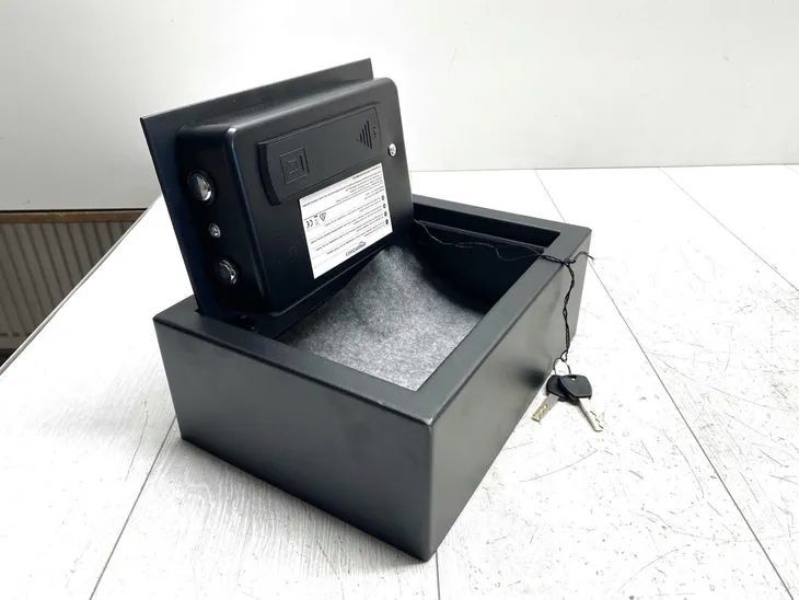 sejf-do-szuflady-amazon-basics-ds-110sam-czarny-ognioodpornosc-60-minut