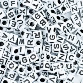 koraliki-do-wlosow-warkoczykow-literki-czarnobialy