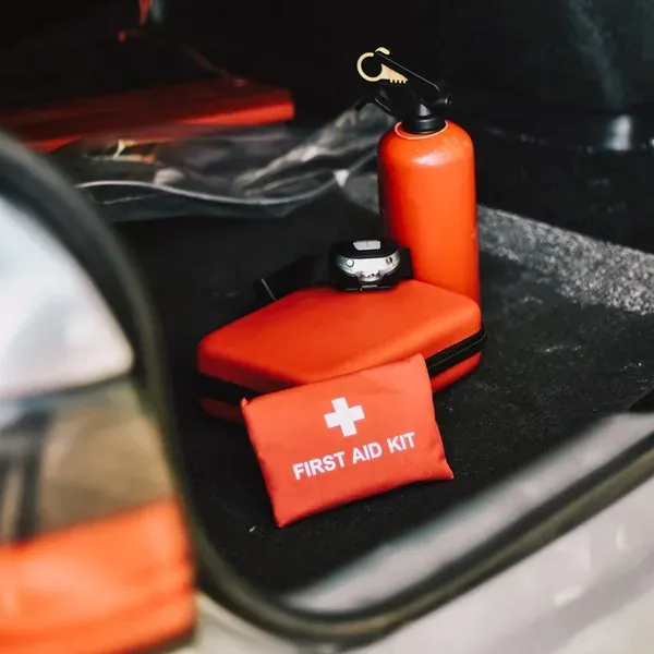 apteczka-samochodowa-car-safe-czerwony-stan-nowy