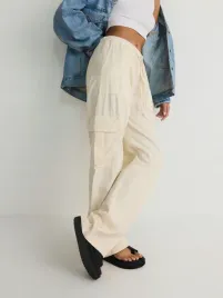 bezowe-spodnie-z-kieszeniami-cargo-reserved-s