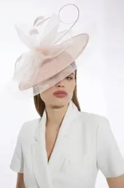 rozowy-fascynator-z-welonem-i-piorami-karen-millen-one-size