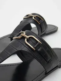 czarne-skorzane-klapki-z-ozdobnym-detalem-reserved-39