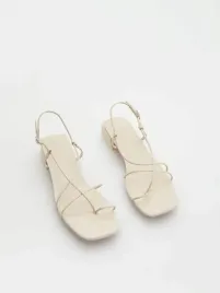 bezowe-sandaly-na-plaskiej-podeszwie-reserved-39