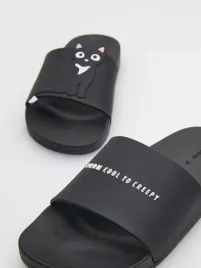 czarne-klapki-z-nadrukiem-reserved-37