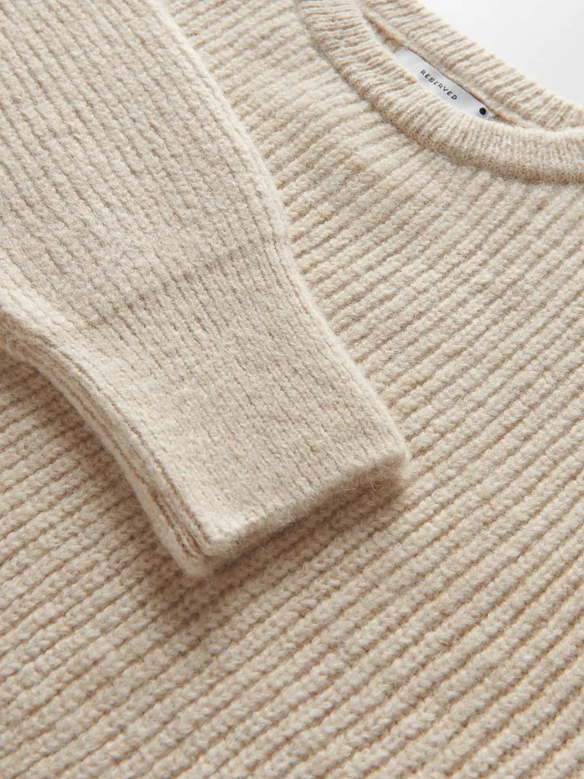 bezowy-prazkowany-sweter-reserved-s