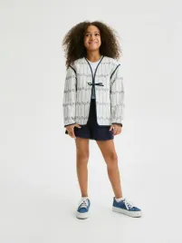 biala-marynarka-z-niebieskim-haftem-reserved-116