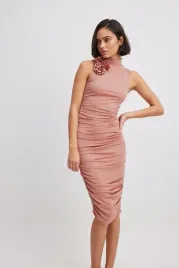 rozowa-sukienka-marszczona-z-ozdobnymi-kwiatami-z-golfem-na-kd-l