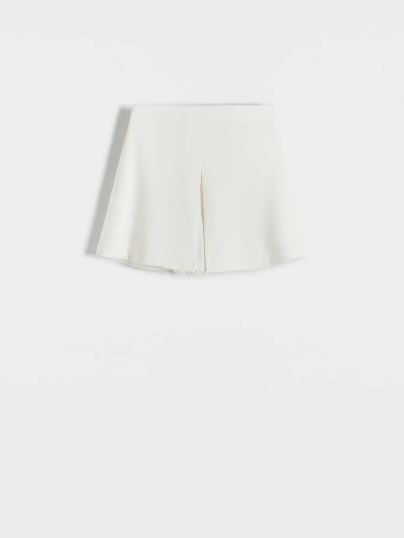 biale-spodnico-spodenki-reserved-m