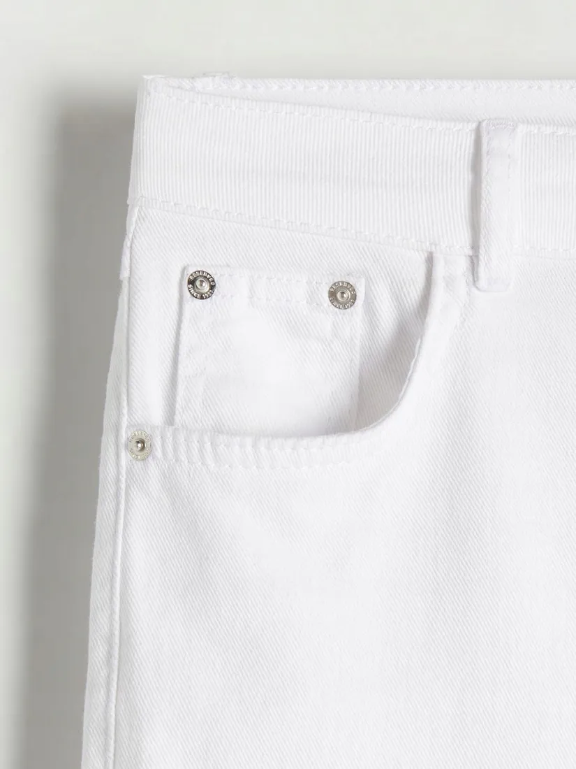 biale-spodnie-jeansowe-reserved-s