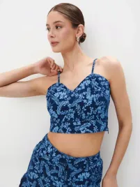 niebieski-dopasowany-krotki-top-w-kwiatowy-wzor-mohito-s