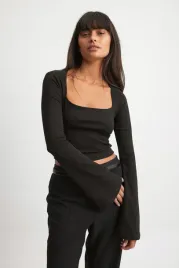 czarny-top-bluzka-z-rozszerzanymi-rekawami-na-kd-s