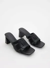 czarne-klapki-na-obcasie-reserved-40