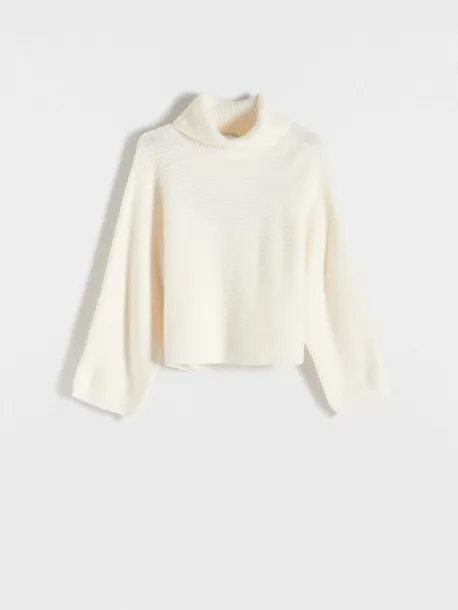 bialy-sweter-z-golfem-reserved-m-linia-regular