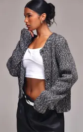 czarno-bialy-kardigan-dzianinowy-z-ozdobnymi-guzikami-prettylittlething-s