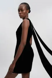 czarna-welurowa-sukienka-mini-z-wiazaniiem-na-plecach-karenmillen-m