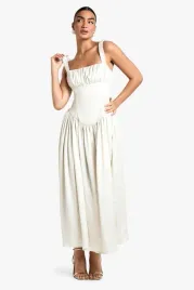 kremowa-satynowa-elegancka-sukienka-boohoo-m