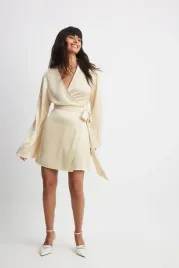kremowa-sukienka-mini-z-wiazaniem-w-talii-na-kd-s