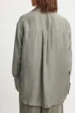 szara-koszula-oversize-na-kd-l-linia-regular