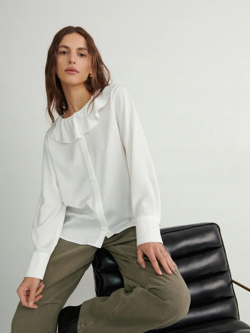 biala-koszula-z-falbanka-reserved-m