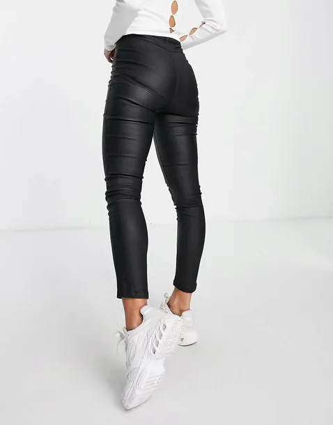 czarne-spodnie-rurki-missguided-s-marka-missguided